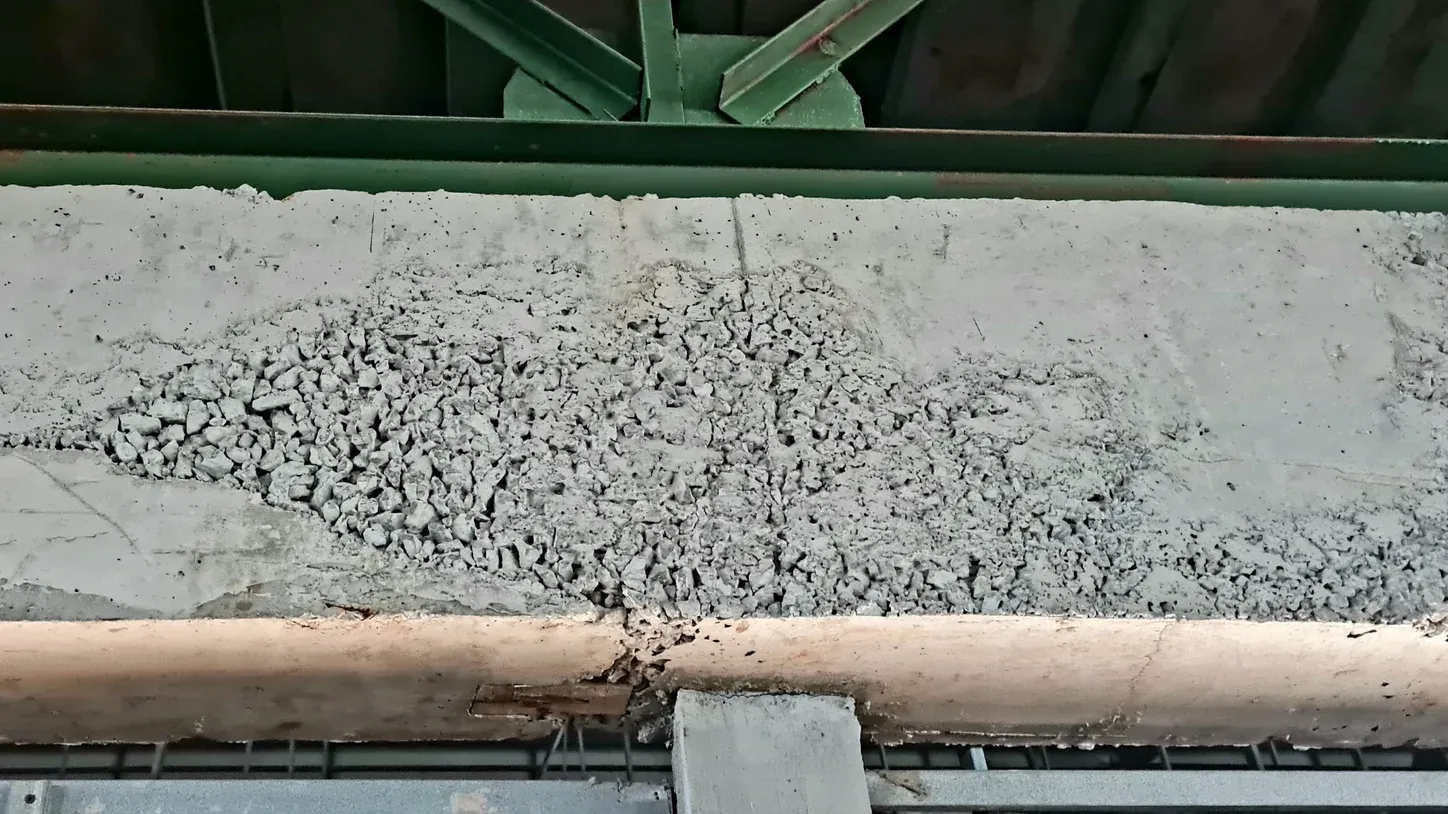 Kiesnester in einem mangelhaft verdichteten Beton-Ringbalken