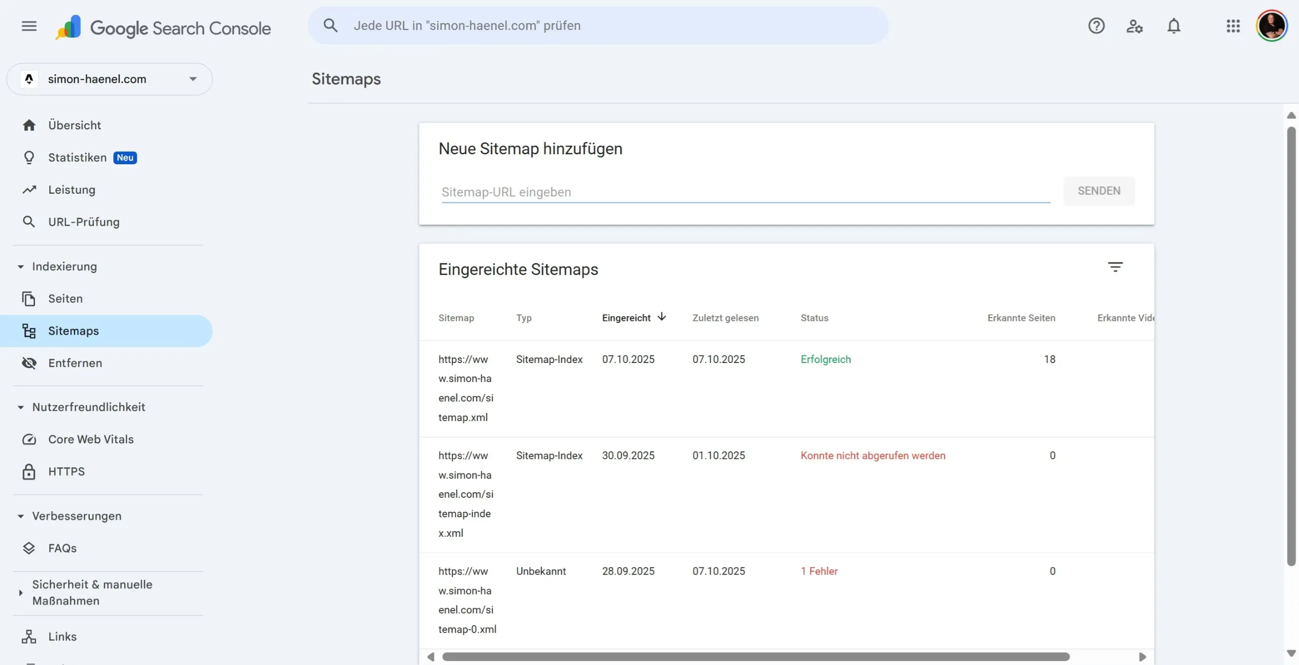 Schreibtisch mit Sitemap-Bericht aus der Search Console und einem Ampel-System zur Einordnung der Fehlermeldungen
