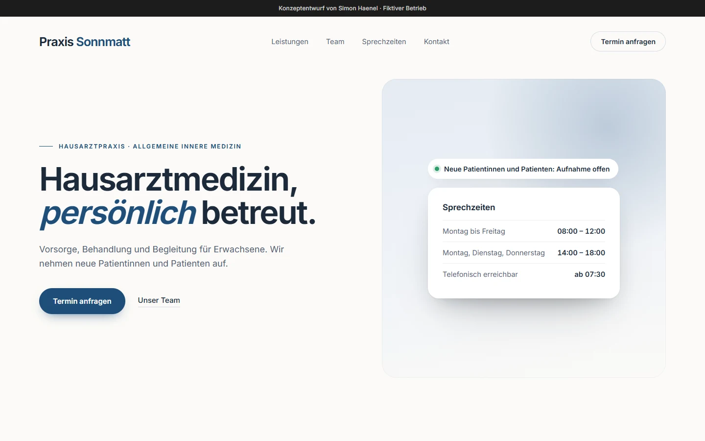 Konzeptentwurf der Website einer Hausarztpraxis: Hinweis «Neue Patientinnen und Patienten: Aufnahme offen» und die Sprechzeiten, gezeigt auf Computer und Smartphone